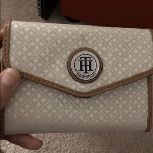 Tommy Hilfiger opening wallet